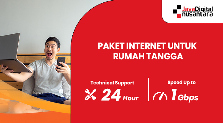 Keluarga menggunakan internet di rumah dengan perangkat laptop dan tablet