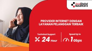 Tim layanan pelanggan provider internet sedang membantu pelanggan dengan ramah