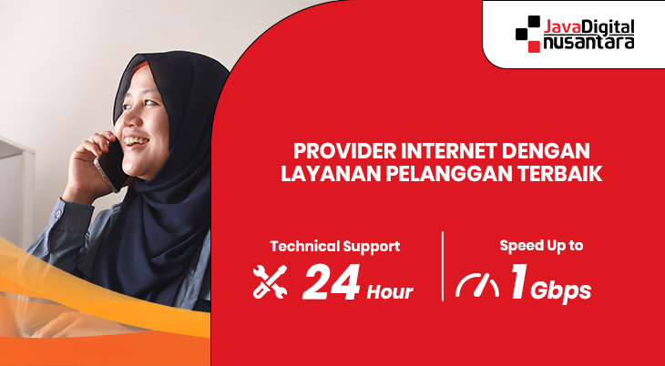 Tim layanan pelanggan provider internet sedang membantu pelanggan dengan ramah
